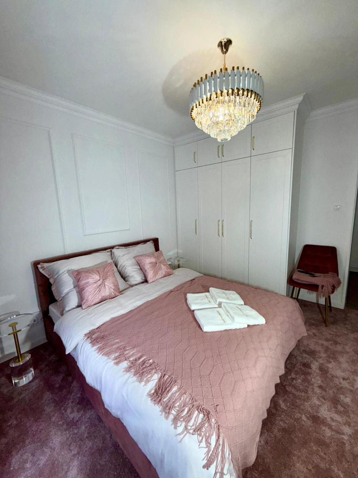 Just Unique Rose Apartment *