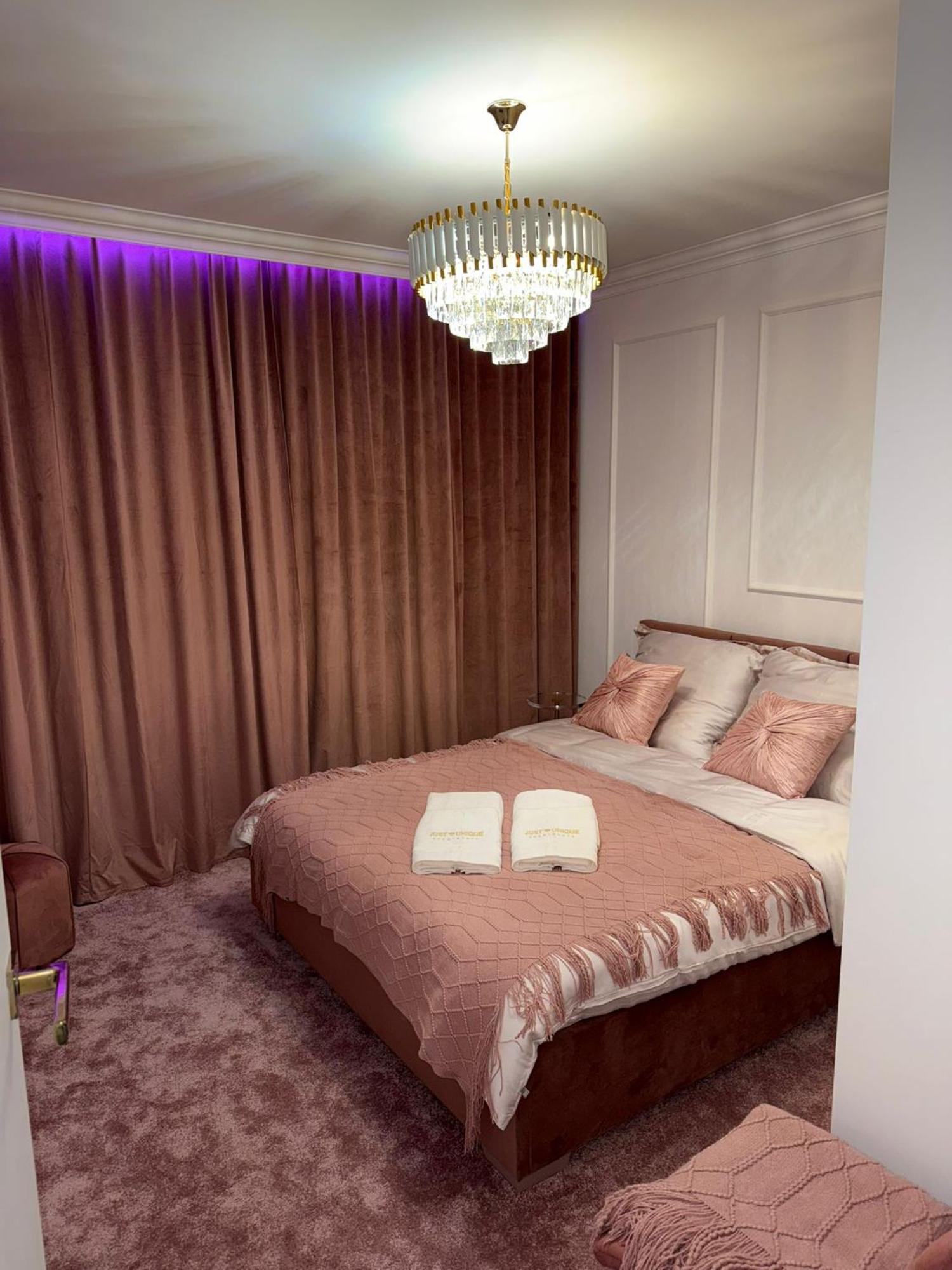 Just Unique Rose Apartment *